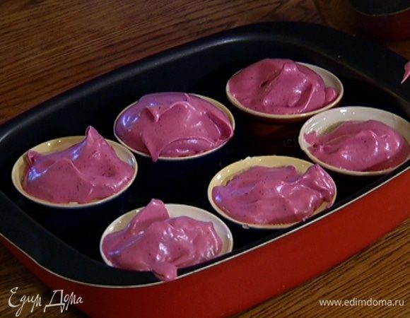 Разложить ягодное суфле в охлажденные формочки и отправить в разогретую духовку на 6–8 минут.