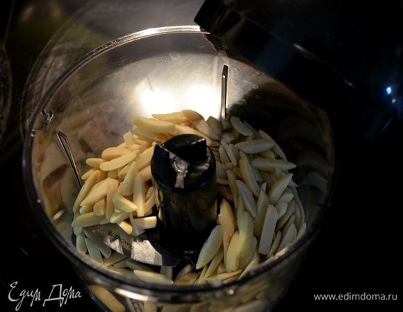 Положить миндаль в чашку и залить осторожно горяч.водой.Миндаль полностью должен быть прикрыт водой.Бланшировать 1-2мин.Воду слить,миндаль выложить на бум.полотенце и пальчиками слегка придавливая снимаем шелуху.Так с каждой миндалькой. Такой миндаль можно хранить в хол-ке до 3-4 недель.
Миндаль сухой готовый положим в фуд.процессор и измельчаем пульсируя несколько раз или 3-4р.