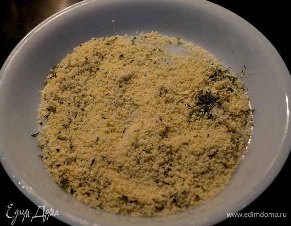 Разогреть духовку до 190гр.В большой тарелке смешать миндальную муку с эстрагоном,луков. и чесноч.специю,паприку и черн.перцем.