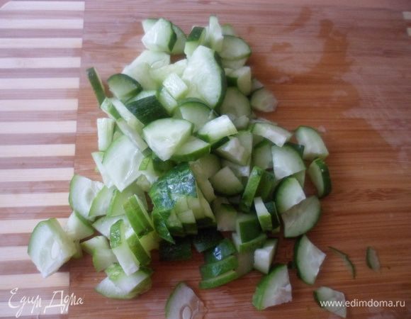 Моем сначала все овощи. и режем огурцы