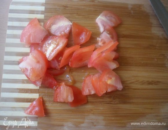 нарезаем ломтиками помидор