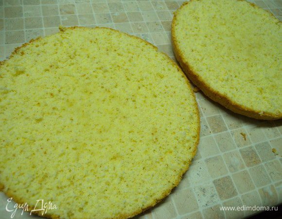 Бисквит.
Взбить желтки  с сахаром.
Просеять пол чашки муки и столько же крахмала. Добавить разрыхлитель и цедру. Ввести в смесь. Отдельно взбить белки. Ввести не взбивая в смесь. Выпекать при 190 С до готовности. 