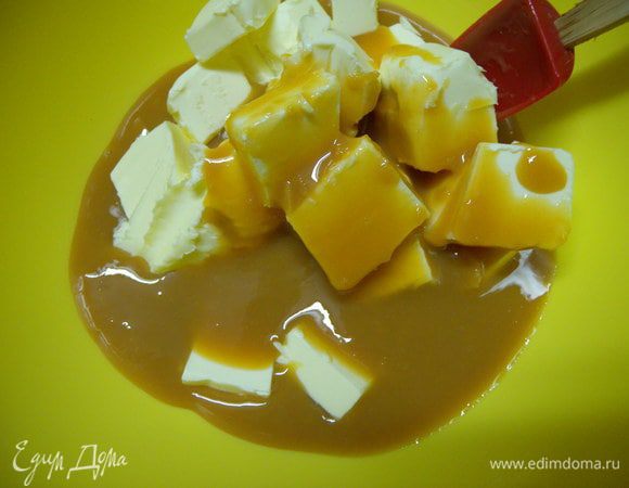 Крем. Взбить очень мягкое масло со сгущенкой комнатной температуры. Разделить корж на 2 части пропитать пропиткой. Промазать кремом, соединить. И полностью смазать торт кремом с боков и сверху. 