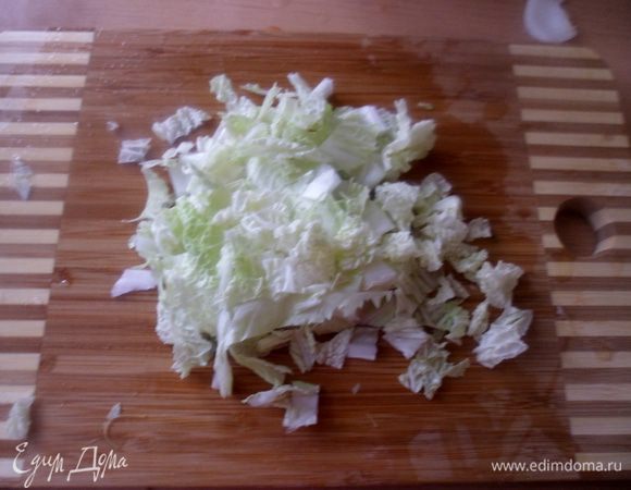нарезаем тонкими полосочками пекинскую капусту