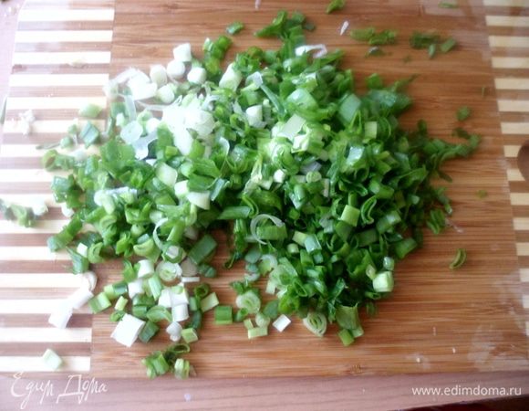 измельчаем зеленый лук
