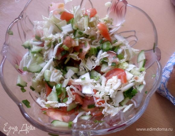 Салатик посолить и смазать оливковым маслом. Для любителей майонеза салат можно заправить им.