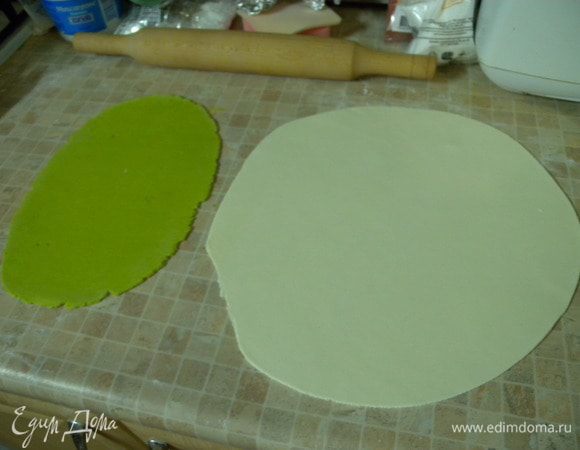 Обтянуть зеленой мастикой.