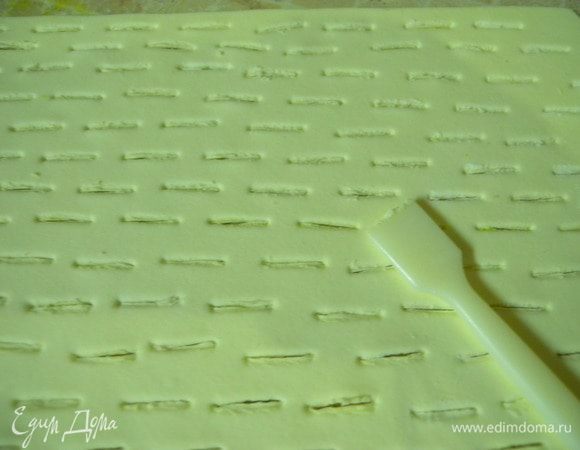  Белую мастику порезать и покрыть сверху. 