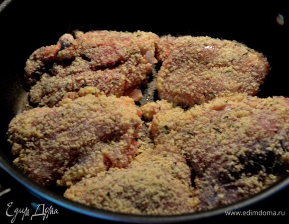 Грибы как написано на упаковке заранее замочим и порежем после на полоски.
Грудки или бедрышки окунем в панировку.
Подготовим  большую сковороду и разогреем ее на  средне-высоком огне.Добавим олив.масло .Осторожно выложим курицу на сковороду.
Обжарим по 4-5мин/напоминаю ,если у вас бедрышки как у меня, жарим дольше/.