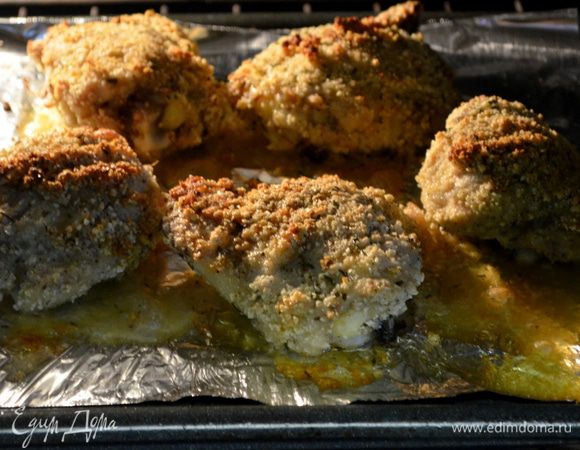 Подготовим противень,выложим фольгу , а на нее готовые кусочки курицы после сковороды.Готовим в духовке 10-12 мин.если тонкие грудки и дольше,если это бедрышки.