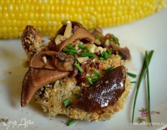 Сервируем грибы с соусом поверх нашей готовой курочки.И 
шнитт лук .