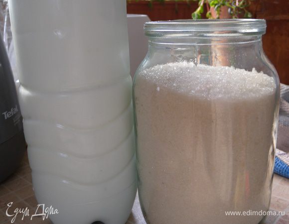 Пробовала разные пропорции. Делала и без воды. Только с водой мне лучше. Сахар как-то больше растворяется. Та вот. Я пробовала на 1500 г сахара - 1000 молока. Но последнее время делаю на 1000 г сахара - 1500 мл молока и немного воды. Пробовала в разной посуде. Лучше конечно в металл с толстым дном, но и в эмалированной у меня не пригорало. На счет молока тоже беру магазинное и все ок :-)