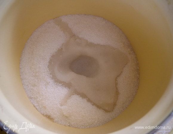 Сахар всыпать в кастрюлю и влить около 50 (или чуть больше, до 100) воды. 