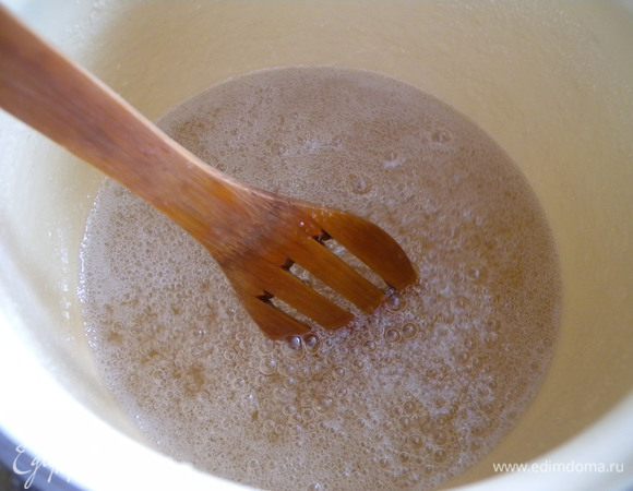 Проварить около 10 минут. Получается как бы сироп. (Можно без воды а просто залить молоком и варить. ). 