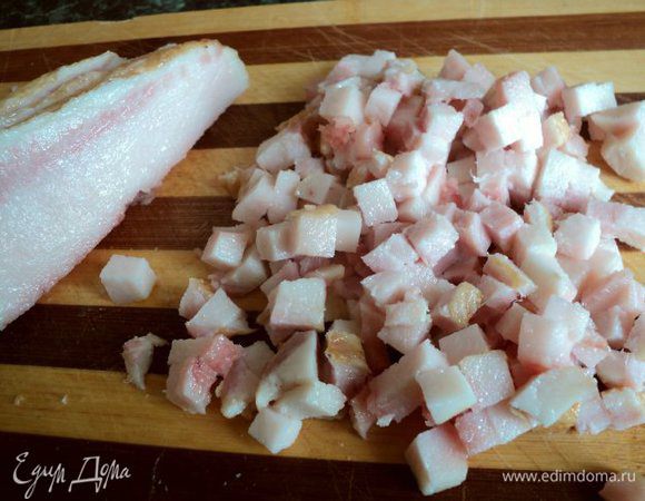 Свинину и говядину измельчить на мясорубке с крупной решеткой. Шпик порезать мелким кубиком 5х5мм.