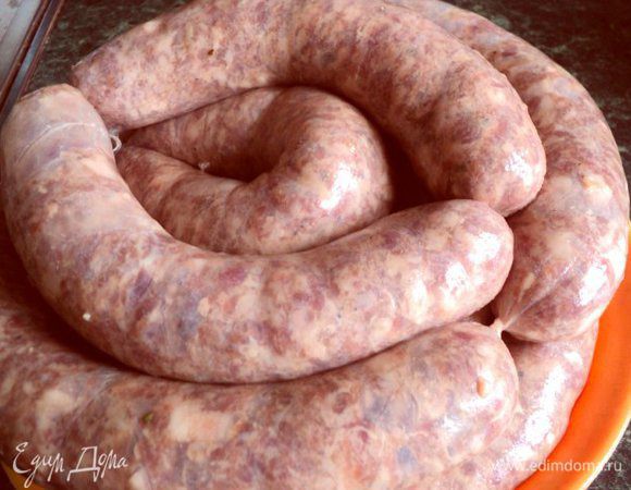     Связать колбасы колечками, смазать растительным  маслом. Проткнуть колбасу тонкой иголкой через 5-7см, для выхода воздуха во время  запекания.                      