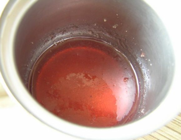 Приготовить желе. Желатин замочитть в любом соке красного оттенка (у меня вишневый).