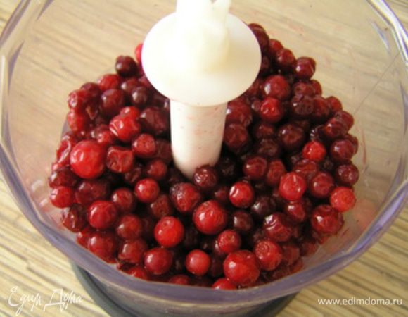 Бруснику выложить в чашу блендера, измельчить