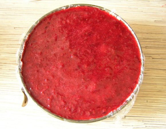 Выложить желе на торт поверх застывшего мусса, снова убрать в холодильник до полного застывания.