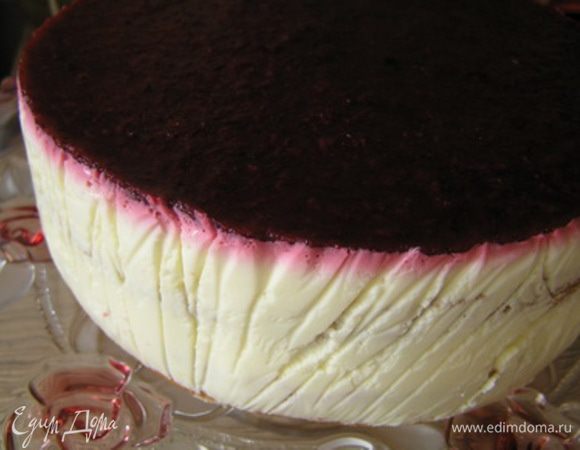 Торт аккуратно освободить от формы.