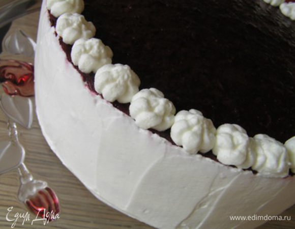 Сливки взбить до устойчивых форм пик, обмазать бока торта, разровнять лопаточкой,
