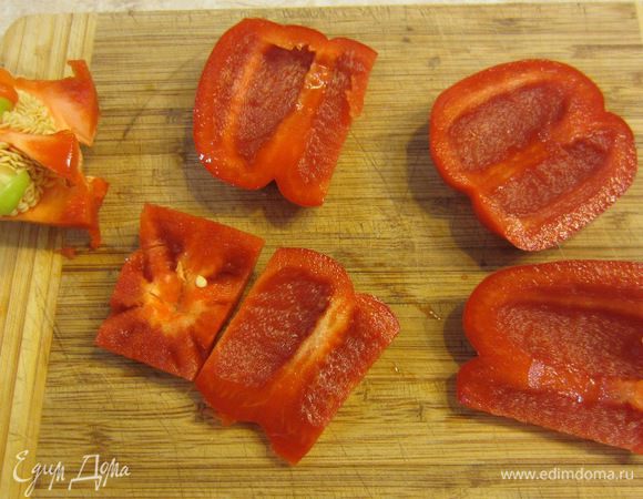 Нарежьте сладкий перец сантиметр на сантиметр. Я для этого срезал с четырех сторон стенки перца и затем попку (таким образом не надо мучиться и выковыривать семена и белую мякоть). Нарежьте на соответствующие квадратики.