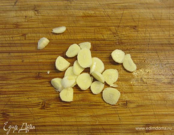 Порежьте довольно крупно зубчики чеснока.