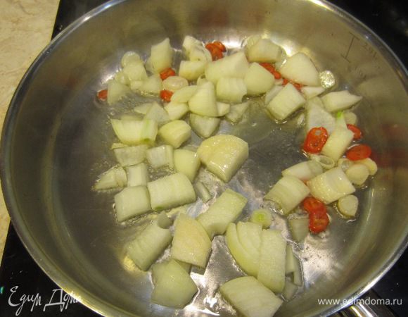 Через двадцать секунд бросьте туда же лук.