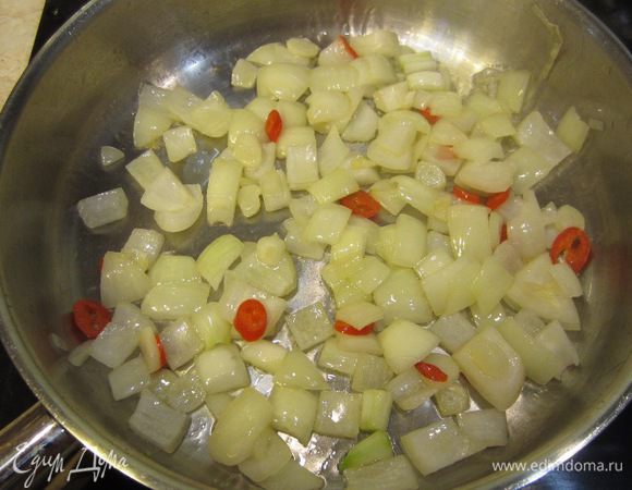 Жарьте лук минуты три, часто помешивая. Нам не нужен карамелизованный лук.