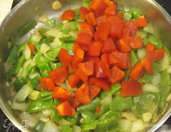 Положите в сковороду сладкий перец и перемешайте. Полейте все содержимое сковороды уксусом или лимонным соком. Хорошо перемешайте и прогрейте все вместе в течение трех минут, часто помешивая. 
