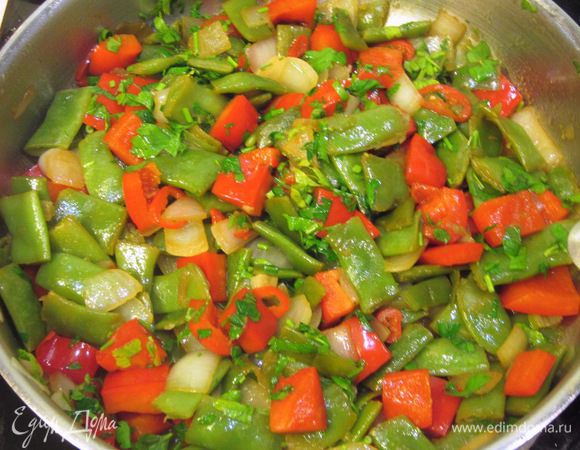 Выключите огонь, помешайте еще немного, чтобы температура дна сковороды упала. Положите в сковороду рубленую петрушку и свежемолотый черный перец. Еще раз хорошо перемешайте.