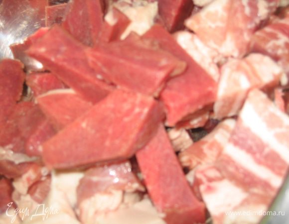 Начинка. Подготовить три вида мяса...лучше всего не проворачивать его через мясорубку, а мелко нарубить ножом. Поэтому можно немного подморозить само мясо, чтобы легче было его резать. Если времени нет, то возможно прибегнуть к помощи мясорубки, но проворачивать обязательно через крупные отверстия. 