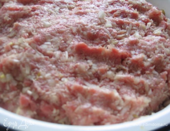 Объединить нарезанное мясо и лук, добавить растопленное сливочное масло, соль, сахар, перец и все тщательно перемешать