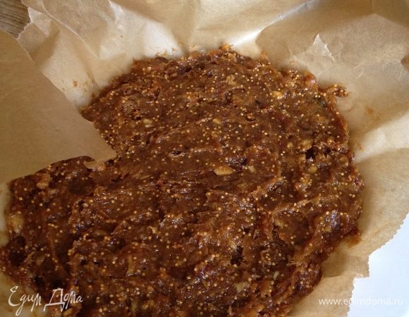 Сухофрукты промыть и залить кипятком минут на 15. После этого освободить финики от косточек. В блендере на низкой скорости перемолоть инжир и финики до однородной массы. Выложить массу на блюдо и отправить в холодильник на 2 часа или больше.