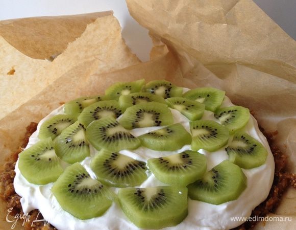 Киви очистить и порезать в произвольной форме. Украсить торт. Охладить еще 1 час.
