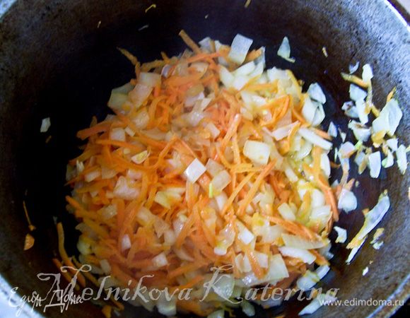Морковь натереть на крупной терке, мелко нарезать лук. В казане или сковороде вок пассеровать на растительном масле морковь и лук несколько минут. 