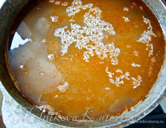 Выложить на овощную смесь мясные шарики. Поверх шариков выложить тщательно промытый рис. Залить водой в соотношении к рису 2:1. Варить до испарения жидкости. 