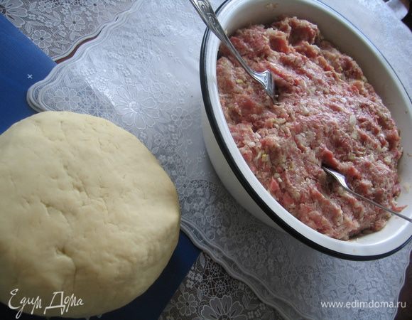 ВсЁ и всЕ готовы для того, чтобы весело с шутками-прибаутками начать лепить манты