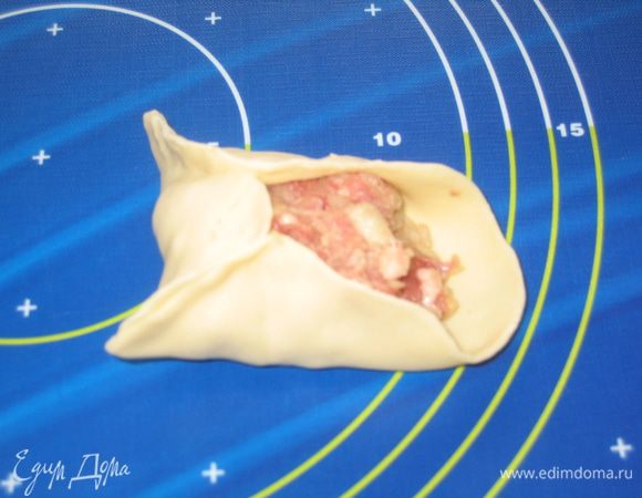 Визуально разделить круг на 4 части и скрепить два смежных ребра (от края к центру), оставив при этом незакрепленной серединку