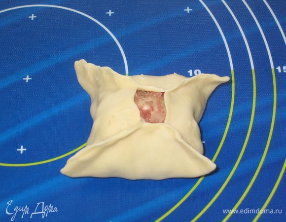 Далее скрепить два противоположных ребра таким же образом. Получится четырехугольник