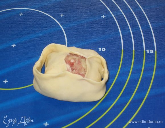 Скрепить вместе по два угла с двух сторон. Еще раз проверить, все ли хорошо скреплено, чтобы при приготовлении не вытекал сок