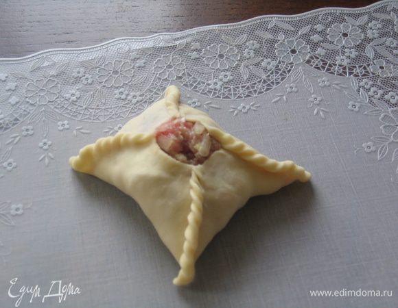 Моя подруга подошла к процессу креативно и лепила более красивые манты. Кстати, она осталась в восторге от качества теста, которое было очень эластичным и не требовало добавления муки при раскатывании