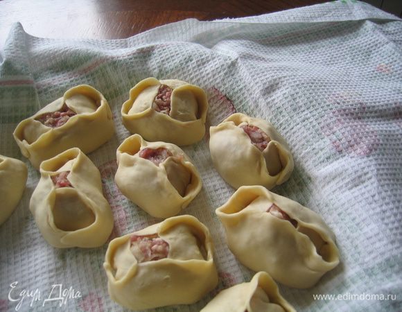 Готовые манты мы складываем на подносы, застеленные вафельными полотенцами, чтобы они не прилипали...и покрываем их, чтобы не обветривались