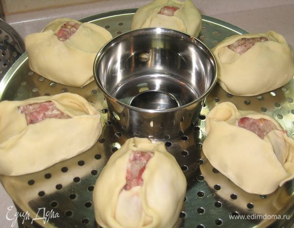 Когда будет готова первая партия надо смазать подставки от мантоварки растительным маслом, выложить манты, выдерживая расстояние между ними, т.к. в процессе приготовления они увеличиваются в объеме. Наша мантоварка берет за один раз 24-28 шт