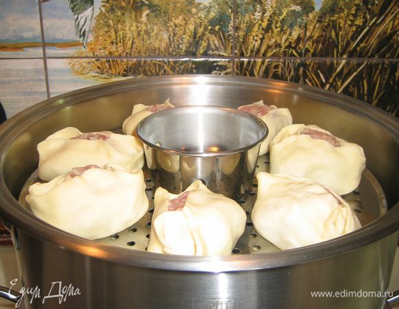 После того, как в нижней емкости мантоварки уже закипит вода, размещаем все подставки с мантами на свои места и готовим 45 минут при среднем кипении воды. Секрет: в воду можно добавить лавровый лист, любую зелень и душистый перец. Аромат будет стоять отменный