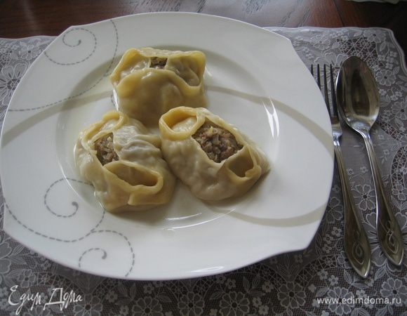 Совет моего супруга: есть манты надо руками, т.к. при откусывании можно выпивать сок, образовывавшийся внутри, или выливать сок в ложку. Вот и все...подавать с зеленью и сметаной...Приятного аппетита