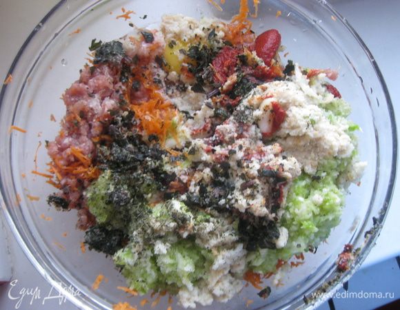 Добавляем яйцо, базилик, хлебные крошки, соль, перец.