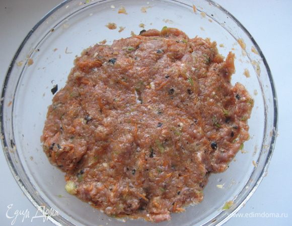 Очень хорошо вымешиваем фарш до однородного состояния.