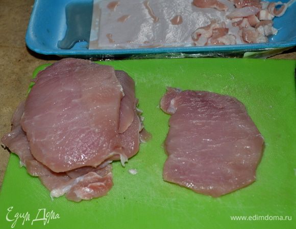 Отбивные посолить и поперчить с 2х сторон.Лишний жир срезать.