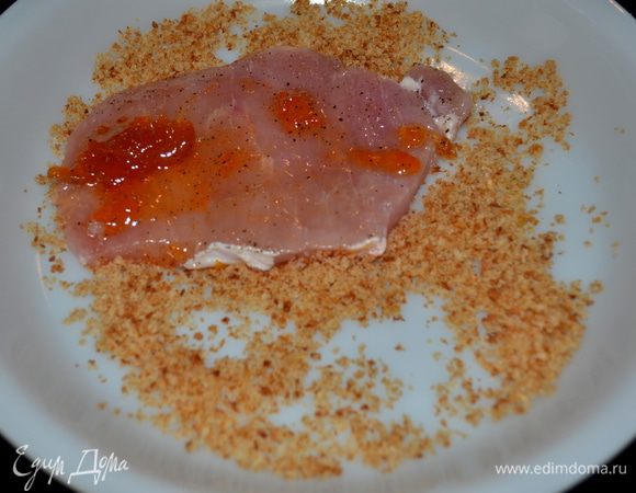 Каждую сторону смазать абрикосов.джемом.И затем обвалять в нашей хлебной панировке.
проделать с каждой отбивной.